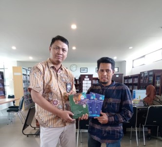 Prodi Ilmu Komunikasi Universitas Harkat Negeri Sumbang Buku untuk Library Harkat Negeri